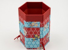 六角筆筒　桜に橘